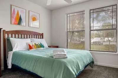 Image de 2 Mi to Usf! Pet Friendly! Pool and Gym!