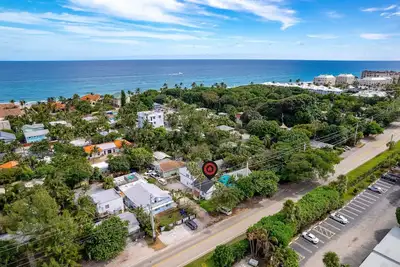 Image de Walk to Beach & Downtown + Outdoor Hammock & Furniture!