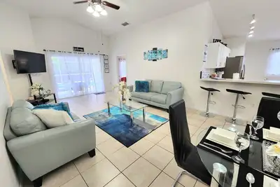 Image de Spacious 5-Bedroom Pool Home Near Disney - Private Pool - Game Room