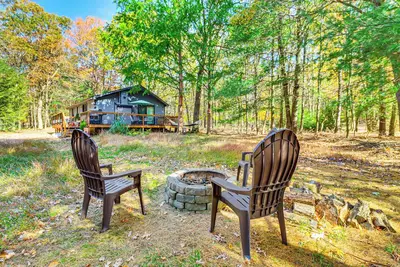 Image de 1/2 Mi to Bear Creek Lake: Gem w/ Fire Pit!