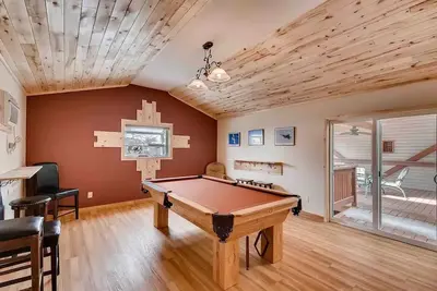 Image de Hot Tub & Billiards - Sleeps 8 - Just 5 min to Dt! \n\n