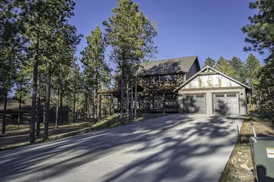 Image de Modern spacious 5 bedroom, 3. 5 bath, paved roads, hot tub, wifi, pool access