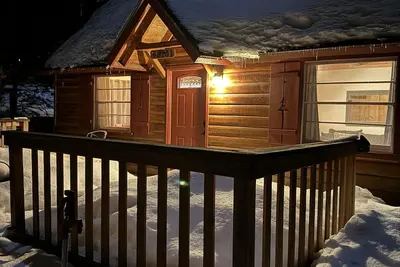 Image de Secluded & cozy cabin retreat. Near ski slopes with hot tub. Pet-friendly.