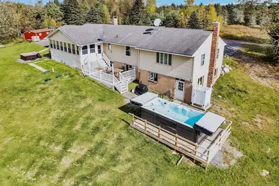 Image de Secluded 20 acre Near ski, fish. Hot tub, swim spa