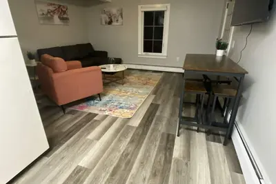Image de 2 block walk to Manchester shops! Short drive to slopes! Pet friendly.