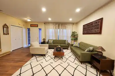 Image de Gorgeous 4 Bed Home - Short Drive to Downtown A2