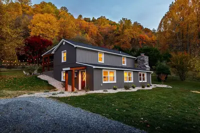 Image de New Tranquil Retreat on 42 Acres with Hot Tub, Bordering National Park, Wi-Fi!