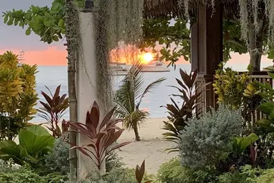Image de 2-bedroom Apt - Enjoy 7 miles of White Sand Beach! by RedAwning
