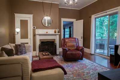 Image de The Cozy Bungalow - Official Historic Home Near Unc!