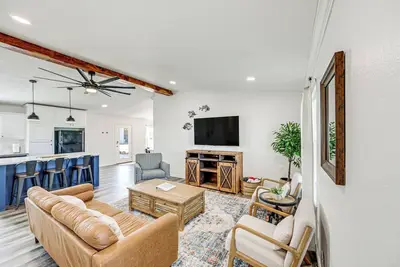 Image de Van Vacation Retreat w\/ Private 300-Acre Lake!