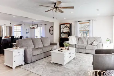 Image de Newly renovated 4br house for the entire family-spacious, peaceful, comfy