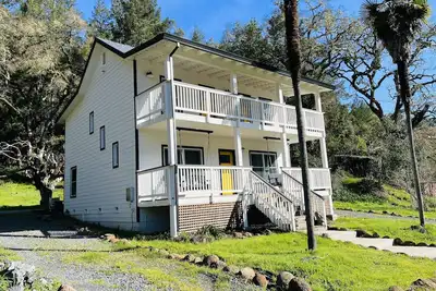 Image de ~ Landmark 1857 Farmhouse ~ Hot Tub ~ across from Sunset Beach ~ Pet Friendly ~