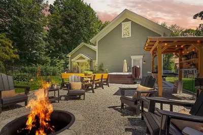 Image de Fowler Farmhouse |Downtown | Beach | Hot tub | Outdoor Oasis!