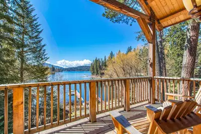 Image de Amazing Lakefront Family Getaway - sleeps18 guests, w\/dock, gameroom, spa & more