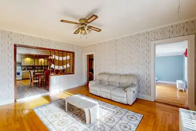 Image de Centrally located home near snowmobile trails with hot tub, sauna, & pool table