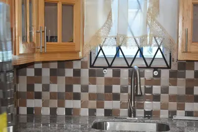 Image de A\/C two-bedroom apartments with a washer, dryer, stove, refrigerator, and Wi-Fi.