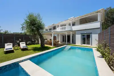 Image de Playia Villa I is an Neoclassical villa built on the highest point of Petriti.