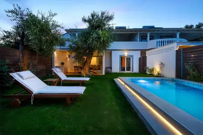 Image de Playia Villa Ii is an Neoclassical villa built on the highest point of Petriti.