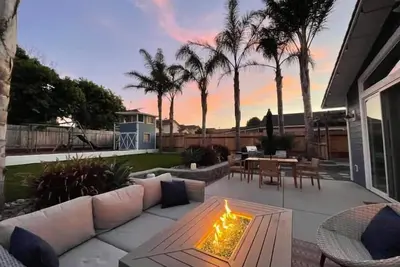 Image de Resort-style home with kid friendly yard