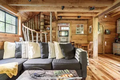 Image de FoResTree House- Peaceful Luxury Treehouse Hot tub