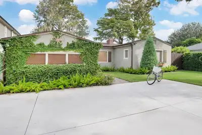 Image de Cozy lakeside cottage in the heart of Orlando.