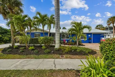 Image de Gorgeous Beach Home with heated pool and close to beach! Pet friendly
