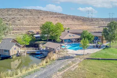 Image de Unique 6br Lodge w\/ Private Hot Spring Pool!