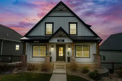 Image de Big Family Getaway | Hot Tub, Game Room, Resort Perks & Group Show Tix!