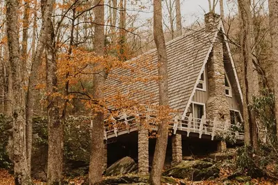 Image de Charmed @CherryHideaway - 1970s Vintage Modern - Mountain A-Frame - Dog Friendly
