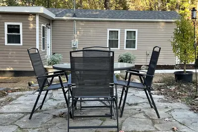Image de Cozy Cottage / Writers Retreat. Nestled in the woods. Private