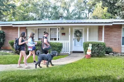 Image de Centrally located Cozy Mid-Century Home w\/comfy amenities.
