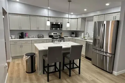 Image de Beautiful home minutes to shopping center, mall and College of Holy Cross.