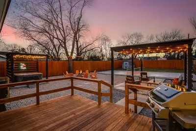 Image de ❣️Cour De Pickleball / Jacuzzi! À pied du stade At&T, de Globe Life, Six Flags