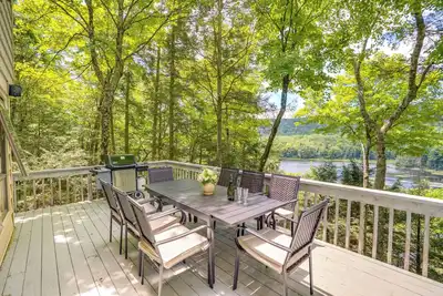 Image de Great Barrington Lakeside Getaway w/ Kayak & Grill
