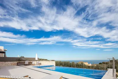 Image de Oinolithos Luxury Villa Merlin - Sea views, 1 km from the beach, private pool!