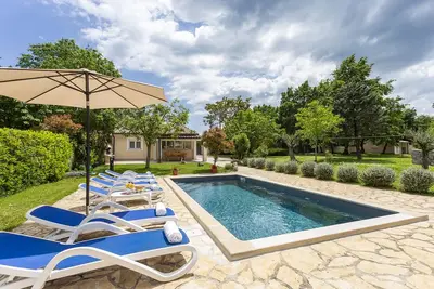 Image de Elegant Villa with Private Pool and Stunning Garden in the Picturesque Village