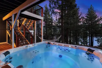 Image de Boulder Bay Stay n Play By Destination Big Bear: Pet Friendly! Close To The Lake\/Marinas! Boat Dock! En Suite Master Bedroom! Hot Tub! Gameroom! Theater Room! Decks!