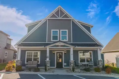 Image de Dog Friendly, Lakefront Home w/ Private Hot Tub - Pool Access near Marina-Free Tickets Included!