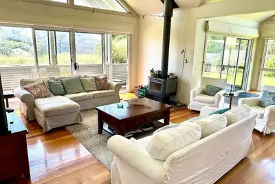 Image de Beautiful beach home just minutes walk to Cowes Beach, restaurants and shops.