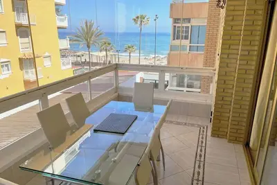 Image de Rare Find! Seafront 2 Bed – Private Parking & Pool