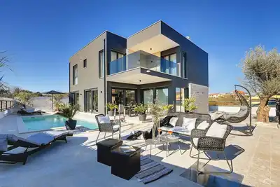 Image de Villa avec piscine chauffée, jacuzzi et sauna