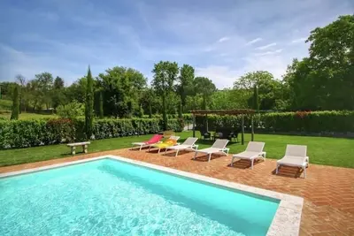 Image de House in the Tuscan Countryside with Pool