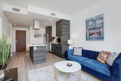 Image de Pearl Oasis - Light and art filled Condo with desk, Ac, fully equipped gym by Victoria Prime!