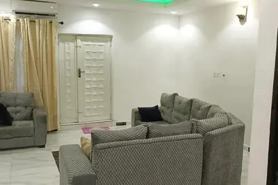 Image de 3 bedroom apartment in a friendly neighborhood 4 mins from Yakubu Gowon stadium.