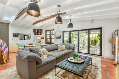 Image de Sun Day, Fun Day ~ Renovated 2/2 Home 2 Blocks from Beach in Casa Marina!