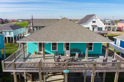 Image de The Reel Teal - Beautifully appointed house close to the beach!