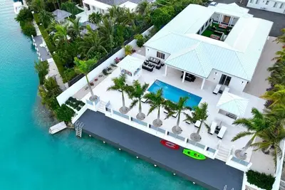 Image de Luxury Waterfront Villa, Private Dock, Pool, Kayak