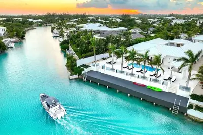 Image de Luxe Waterfront Family Retreat, Pool, Dock & Kayaks