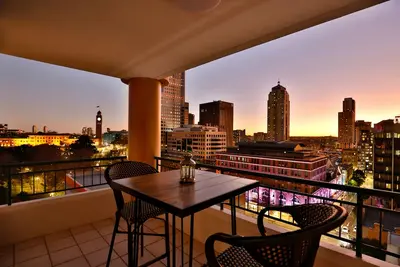 Image de Cbd Ample 1br Retreat - Views | Parking | Pool | Gym
