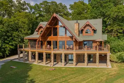 Image de The Yellowstone | Elegance Meets Lakefront Luxury